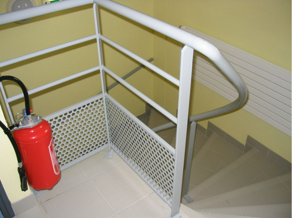 Escaliers tournants et garde-corps gris