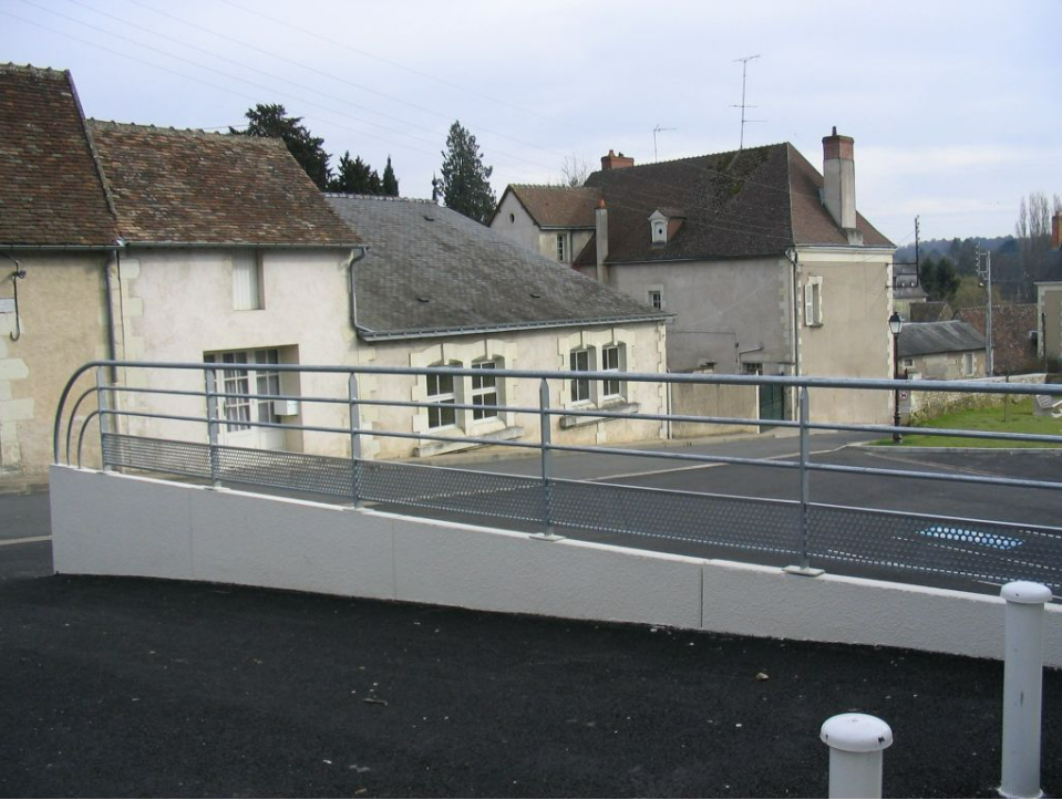 Garde-corps sur une pente