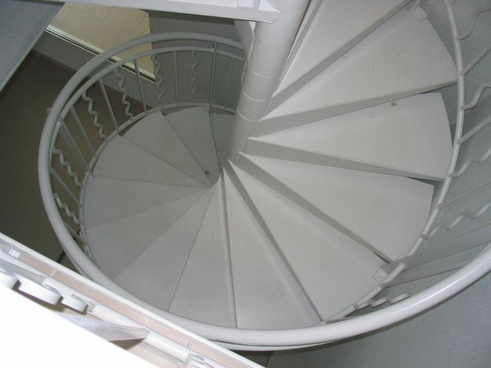 Escaliers tournants avec garde-corps