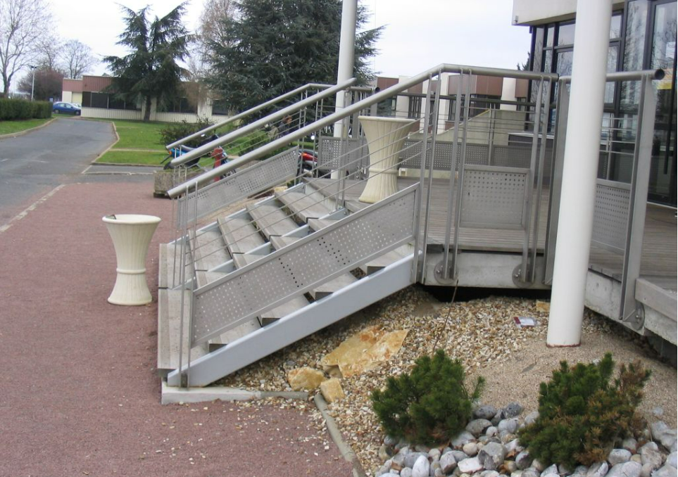 Escaliers avec rampe et garde-corps