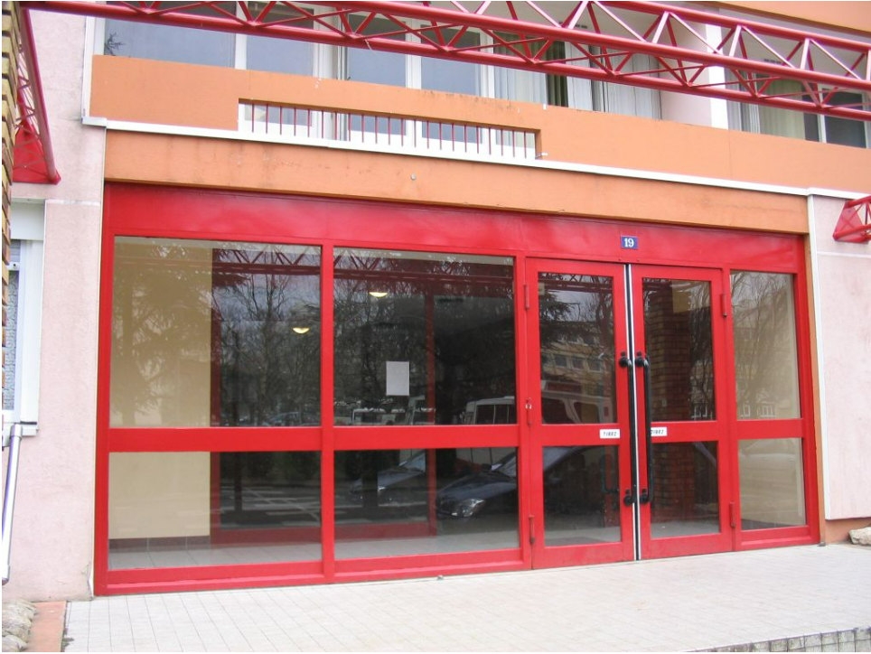 Porte d'entrée rouge d'un bâtiment 