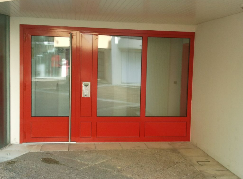 Porte rouge avec un digicode