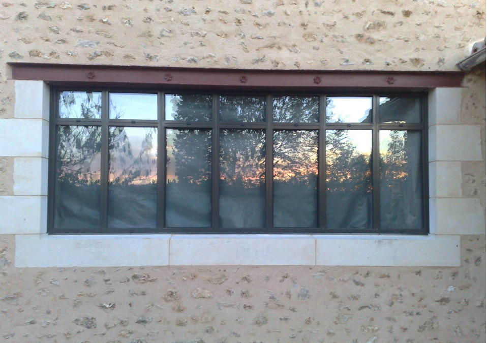 Fenêtre large en acier