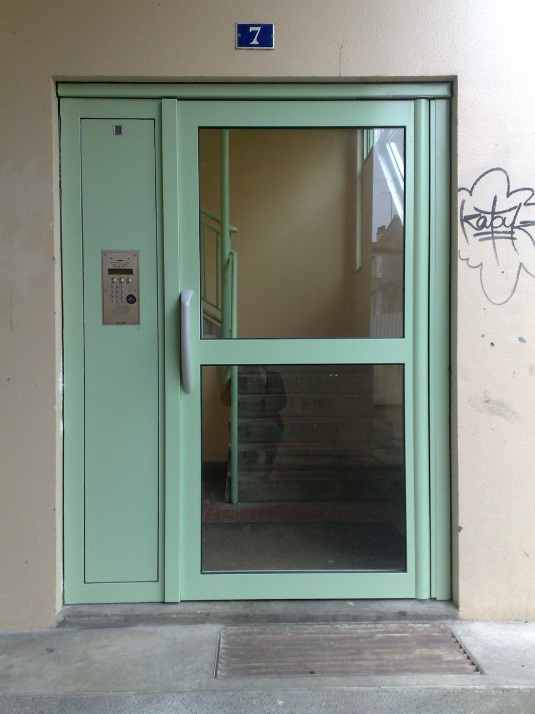 Porte de bâtiment verte