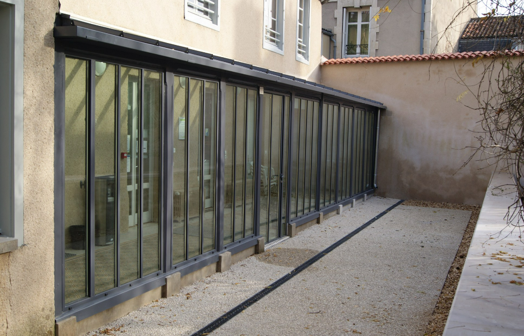 Ouverture sur l'extérieur en acier