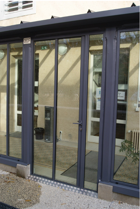 Porte-fenêtre grise en aluminium