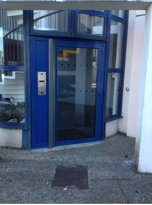 Porte de bâtiment bleue