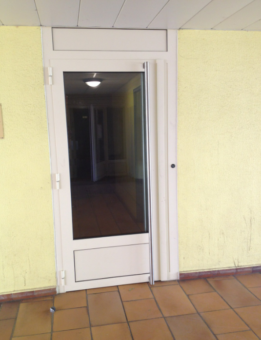 Porte blanche sur fond jaune