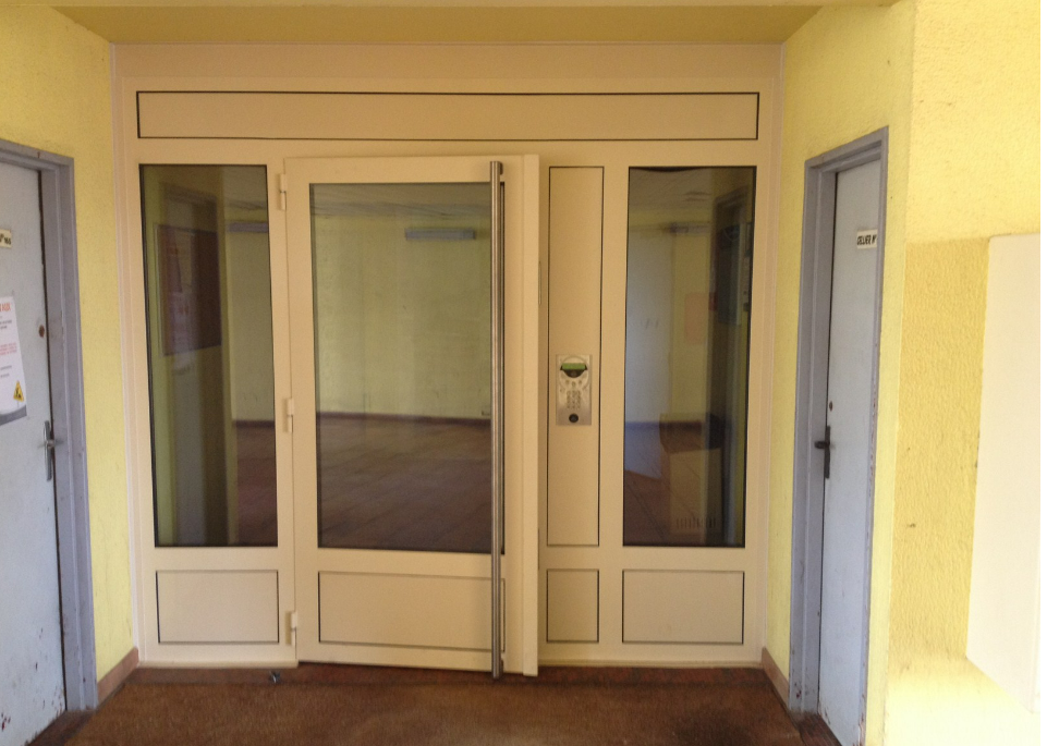 Porte de bâtiment fermée