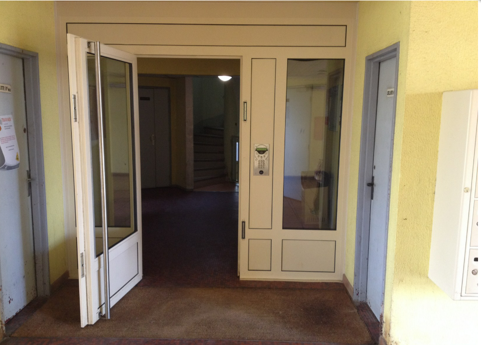 Porte de bâtiment ouverte