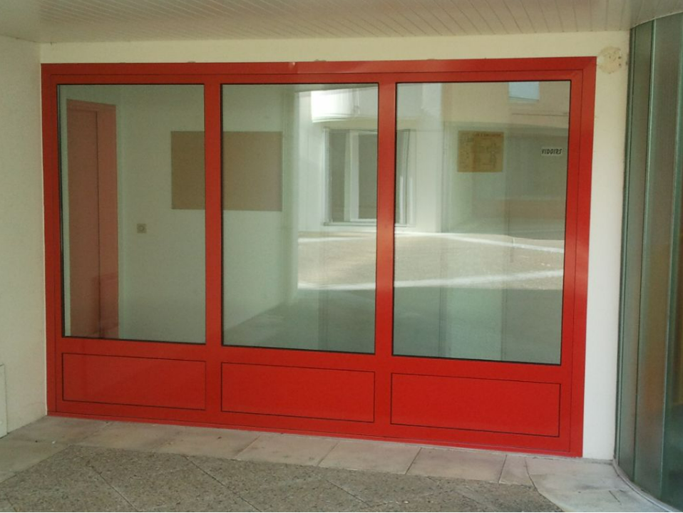 Menuiserie en acier rouge pour hall de bâtiment