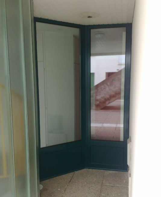 Menuiserie an luminium qui fait l'angle