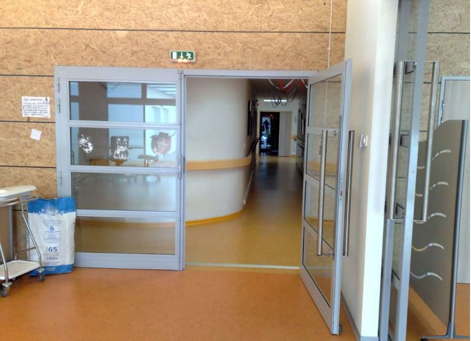 Large porte en acier