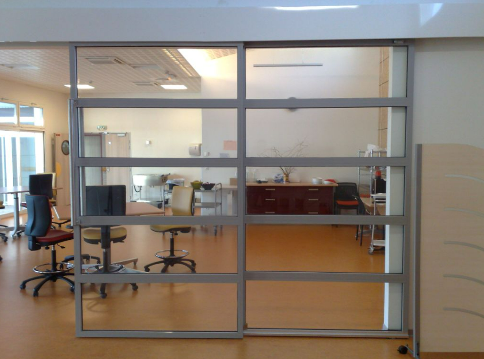 Menuiserie metallique pour cloisonner un espace