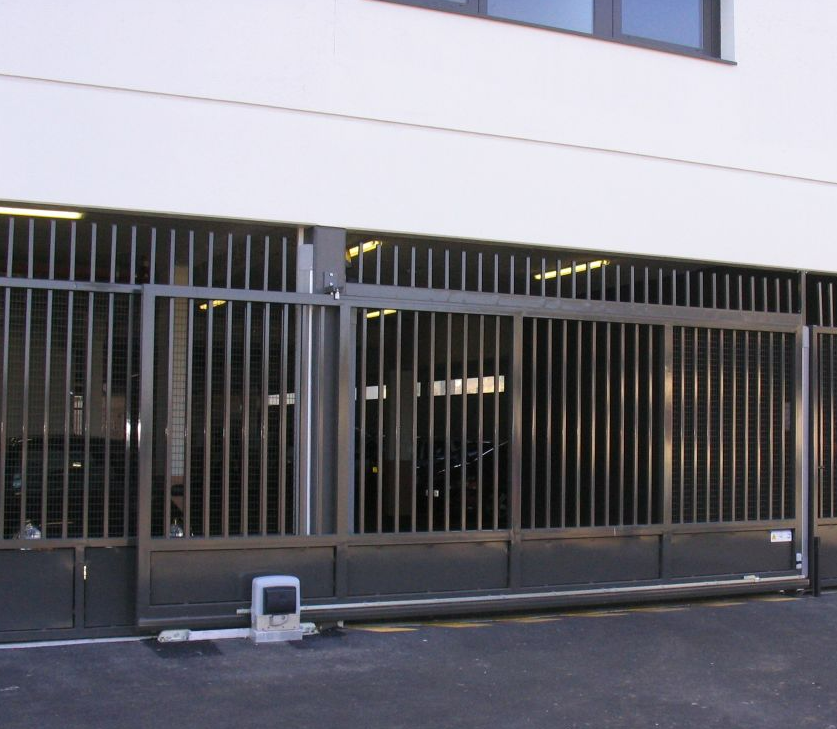 Portail gris coulissant