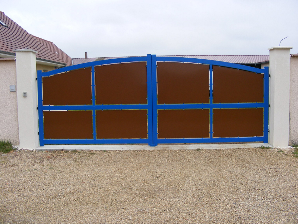 Portail marron et bleu