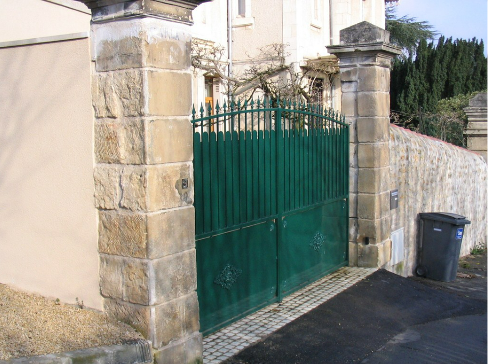 Portail vert en métal