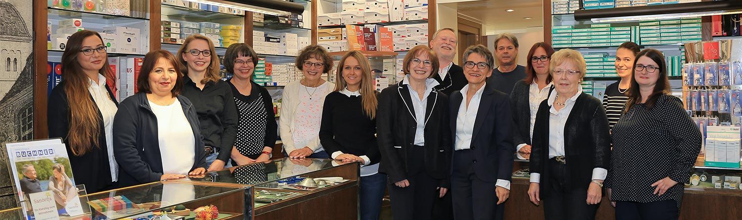 Eine Gruppe von Frauen posiert in einer Apotheke für ein Foto.