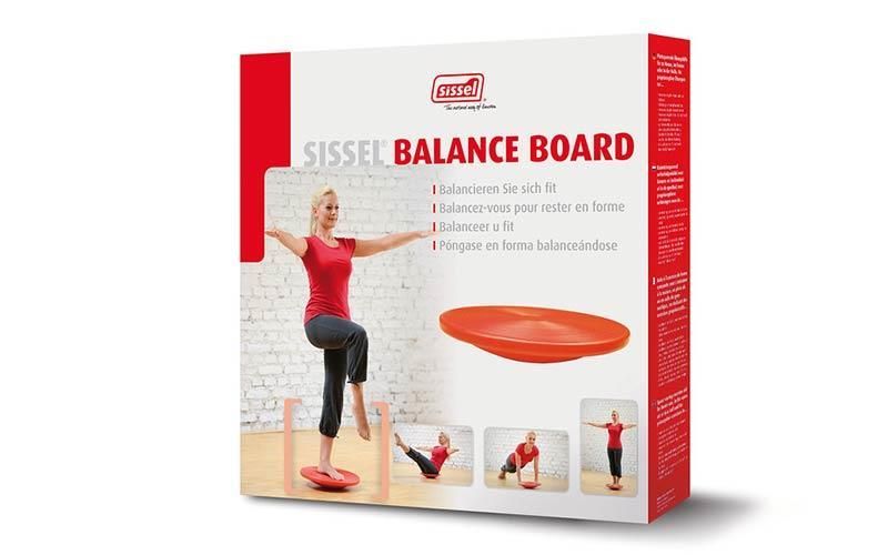 Eine Frau steht auf einem Balance Board in einer Kiste.