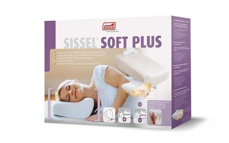 Eine Frau liegt auf einem Kissen in einer Kiste.