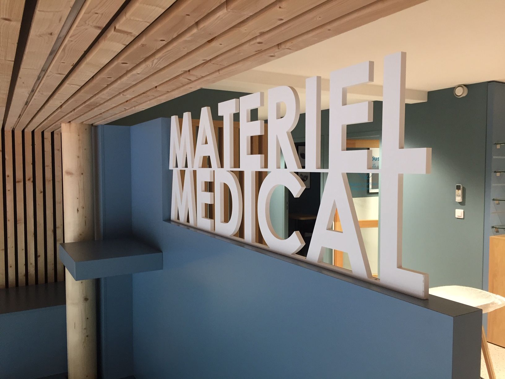 Lettre en relief en bois, PVC et métal chez Séripro Loire