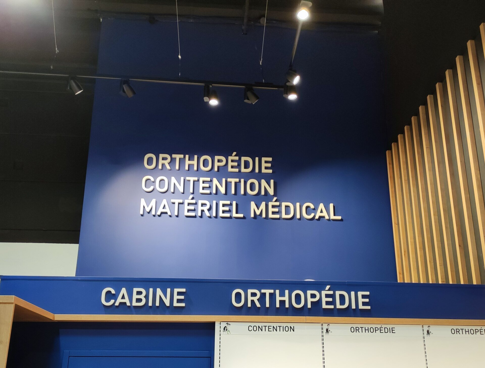 Lettre en relief en PVC près de Lyon