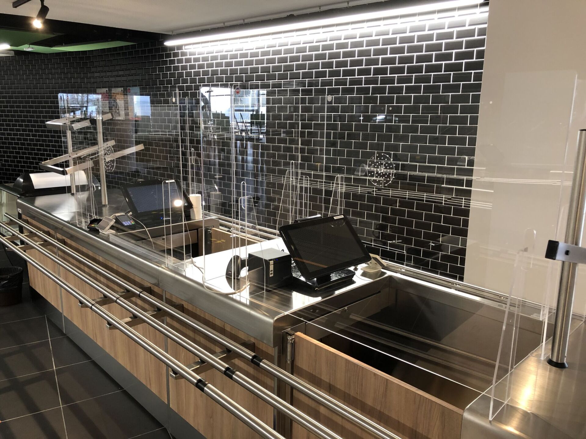 Protection COVID-19 sur mesure. Conception, pose et installation dans vos locaux !