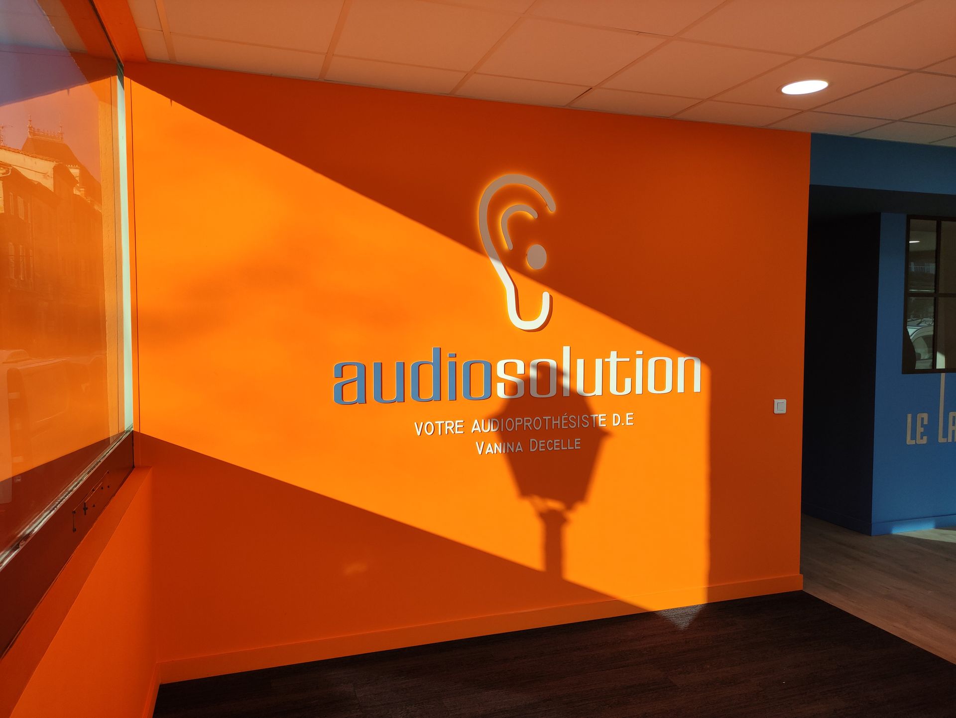 Logo rétroéclairé lumineux