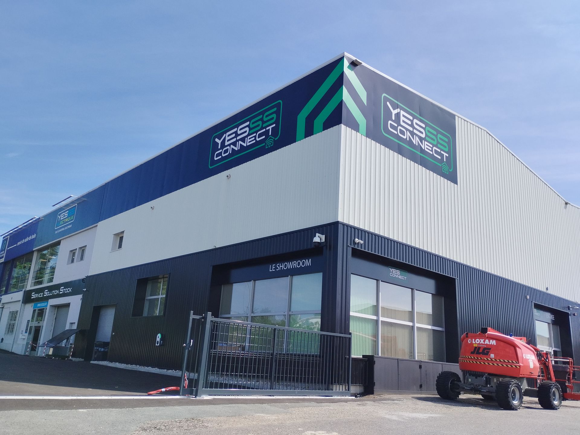 Enseigne XXL pose avec Nacelle à Lyon