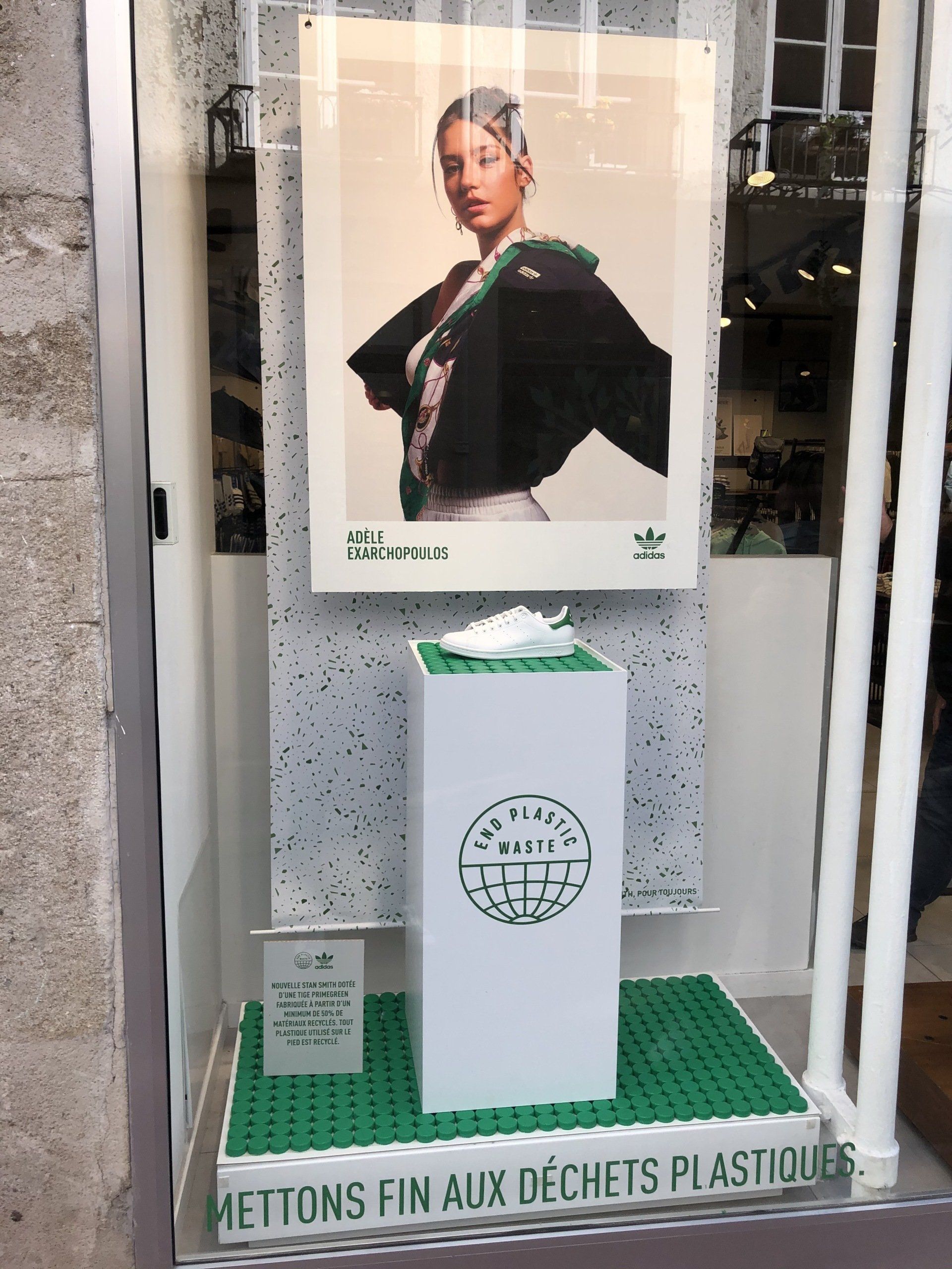 Stèle en matériaux recyclés et recyclables, Reboard et PVC recyclé.