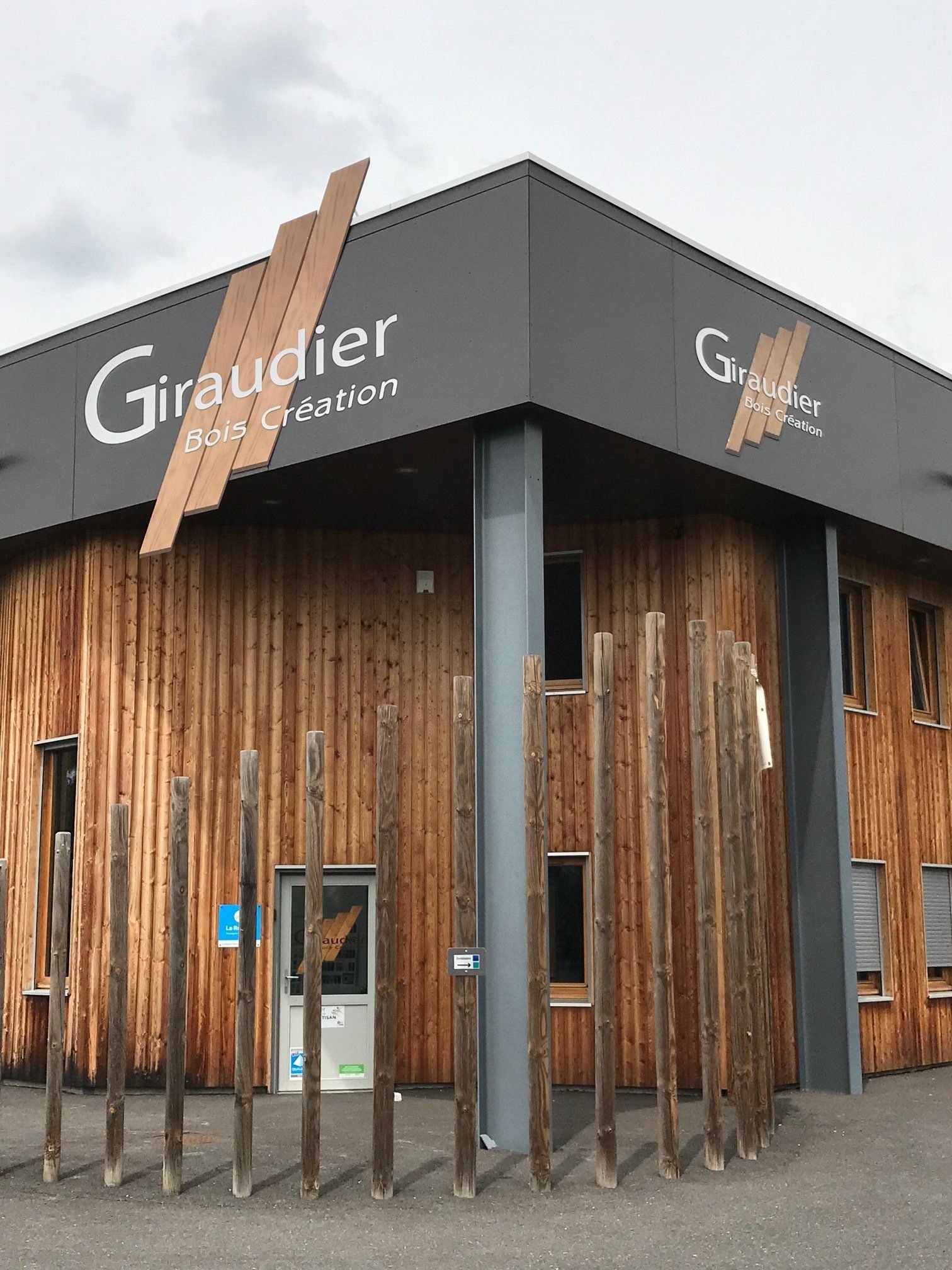 Enseigne en aluminium composite. Fabrication et Pose dans la région de Lyon et Saint-Etienne