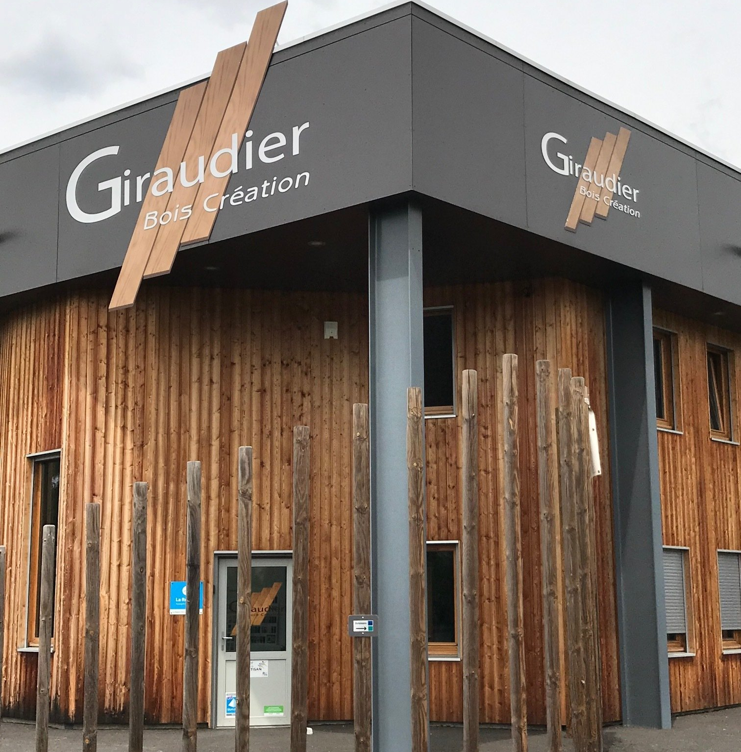 Fabrication et pose d'enseigne en aluminium dans la Loire