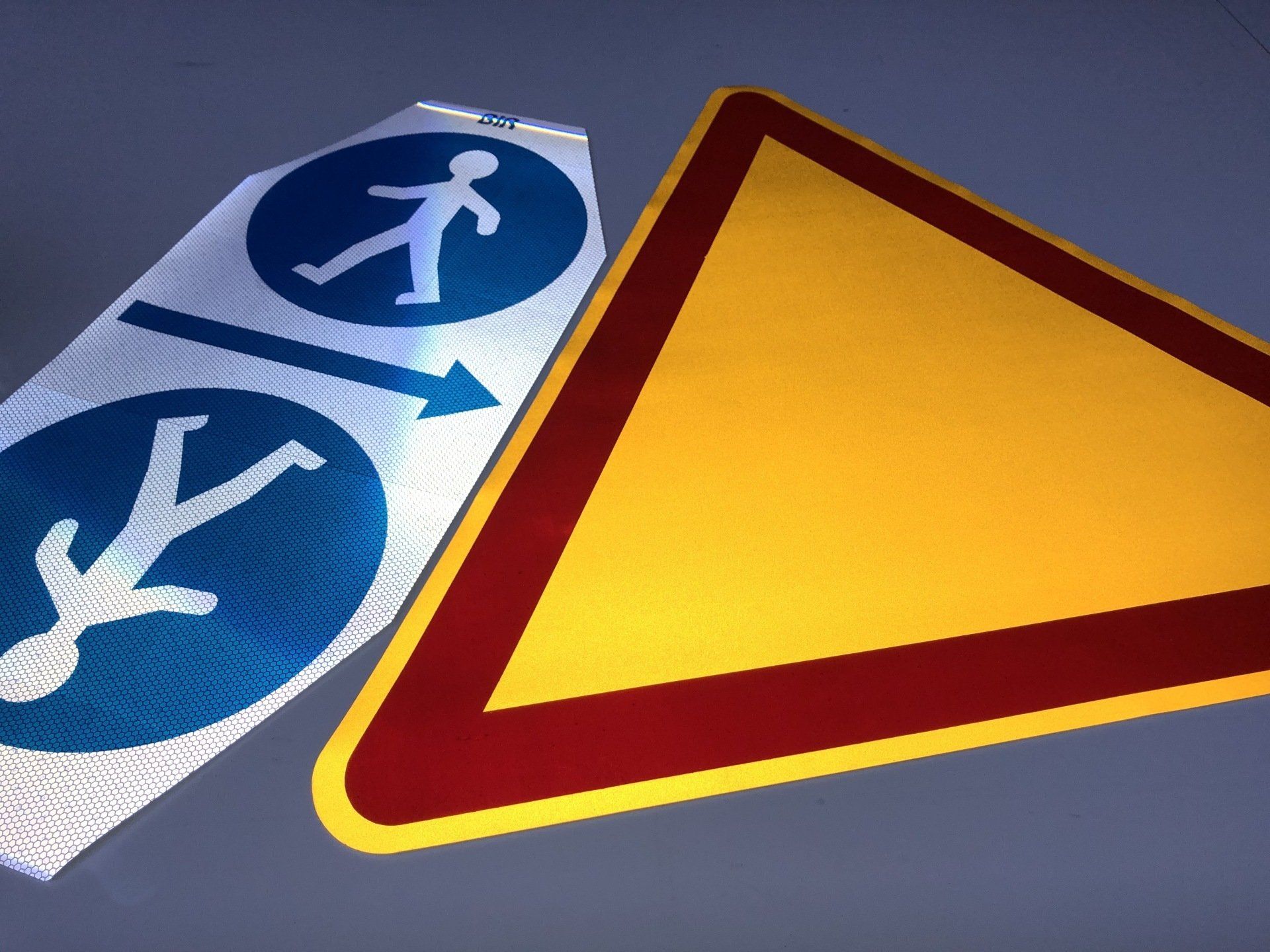 Sérigraphie sur adhésif routier réfléchissant chez Séripro Loire