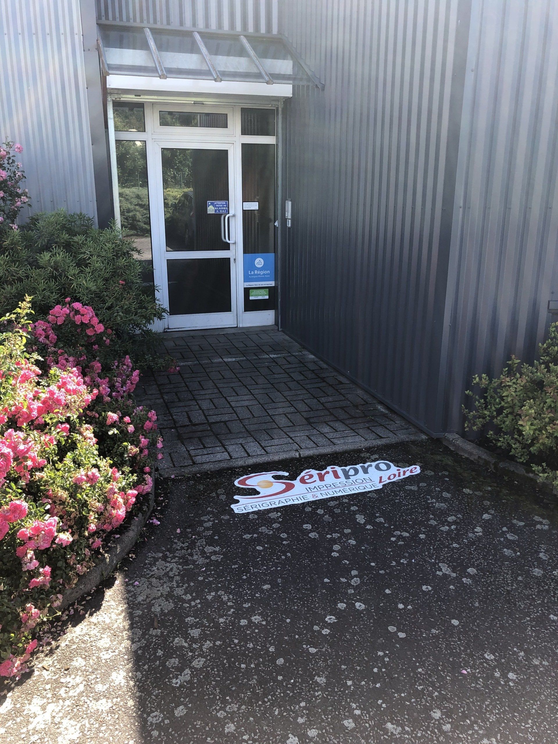 Adhésif de sol sur goudron chez Séripro près de Saint-Etienne dans la Loire