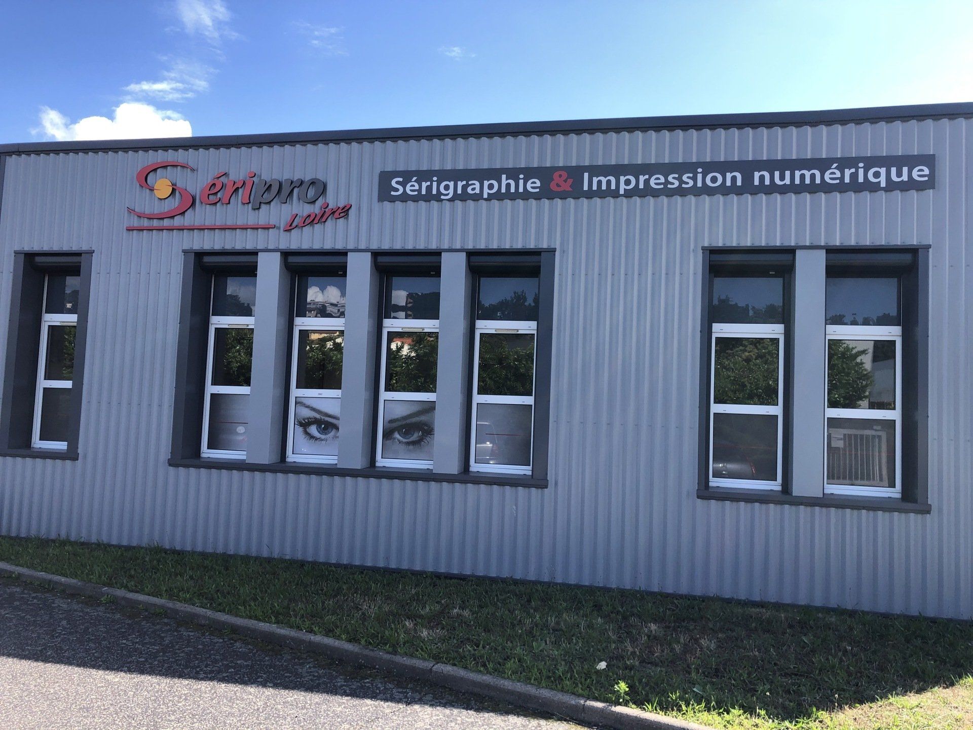 Enseigne en aluminium composite. Installation dans la région de Lyon et Saint-Etienne