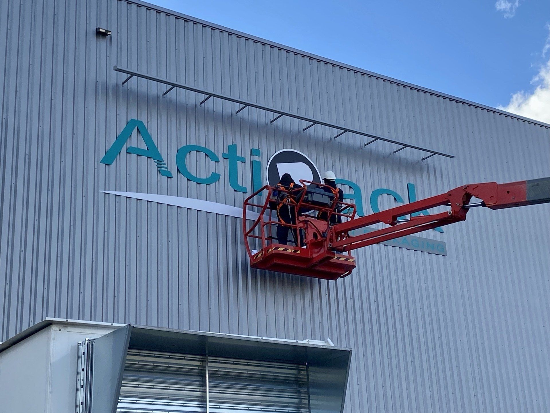 Pose enseigne nacelle Saint Etienne et Lyon