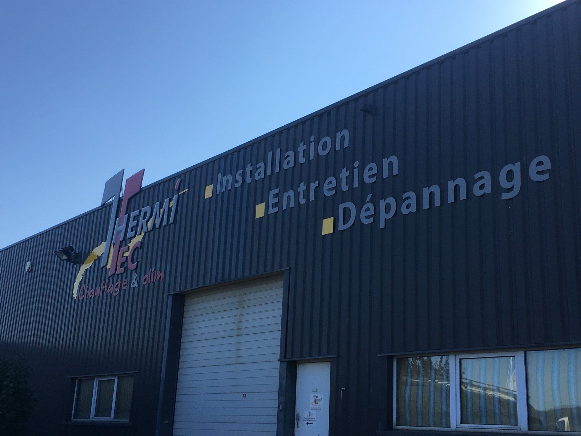 Enseigne en aluminium composite. Pose dans la région de Lyon et Saint-Etienne