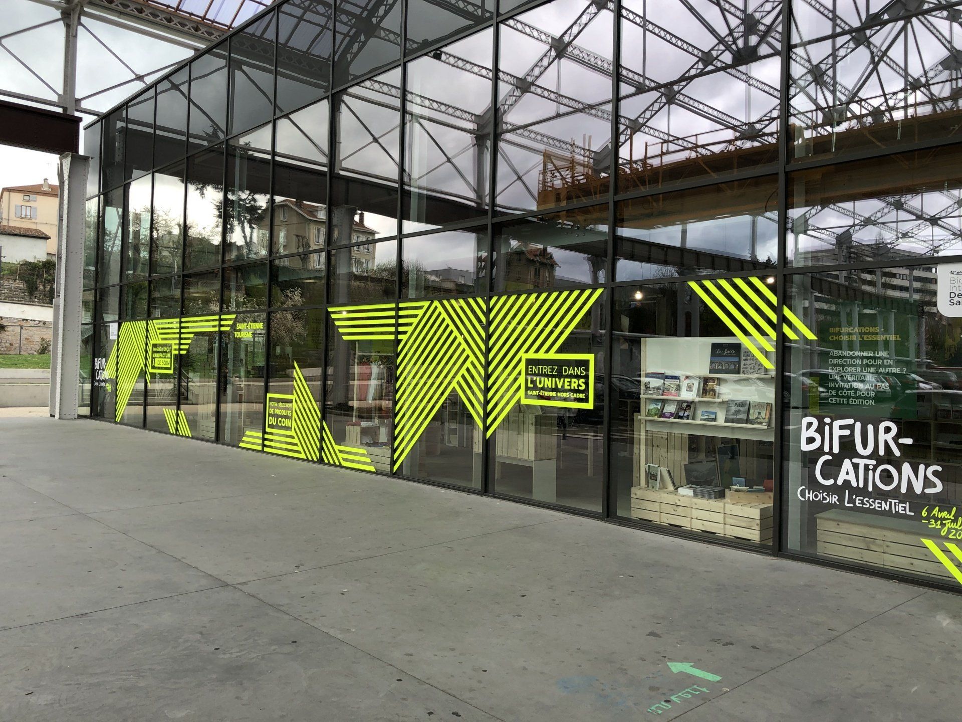 Vitrine en adhésif personnalisée