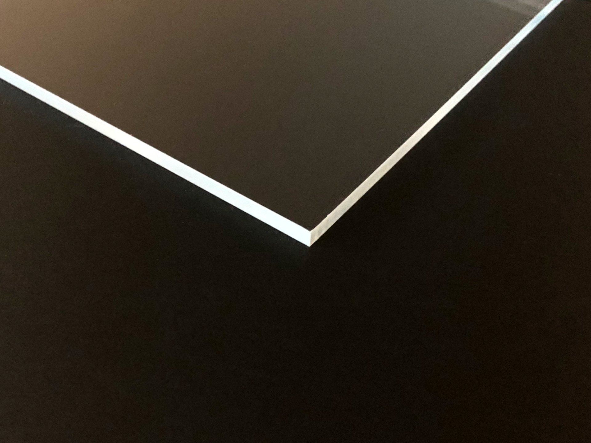 PMMA, Plexiglass transparent et rigide