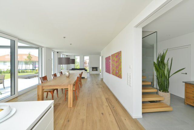 Esstisch auf Holzboden