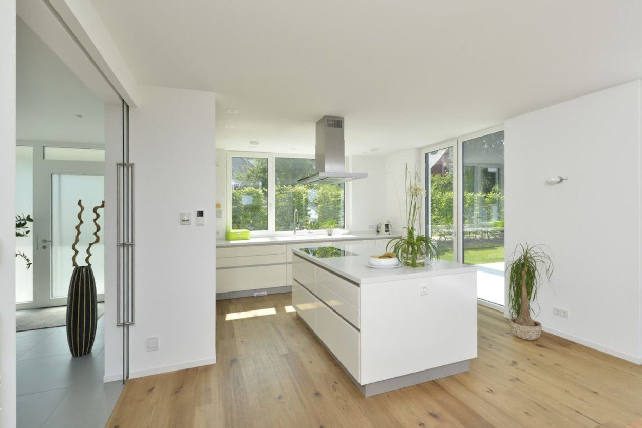 Große Küche mit viel Licht