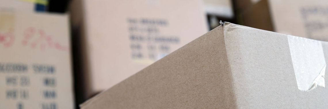 Una pila de cajas de cartón colocadas una encima de otra sobre una mesa.