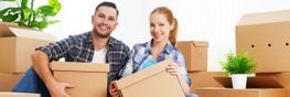 Un hombre y una mujer están sentados uno al lado del otro sosteniendo cajas de cartón.