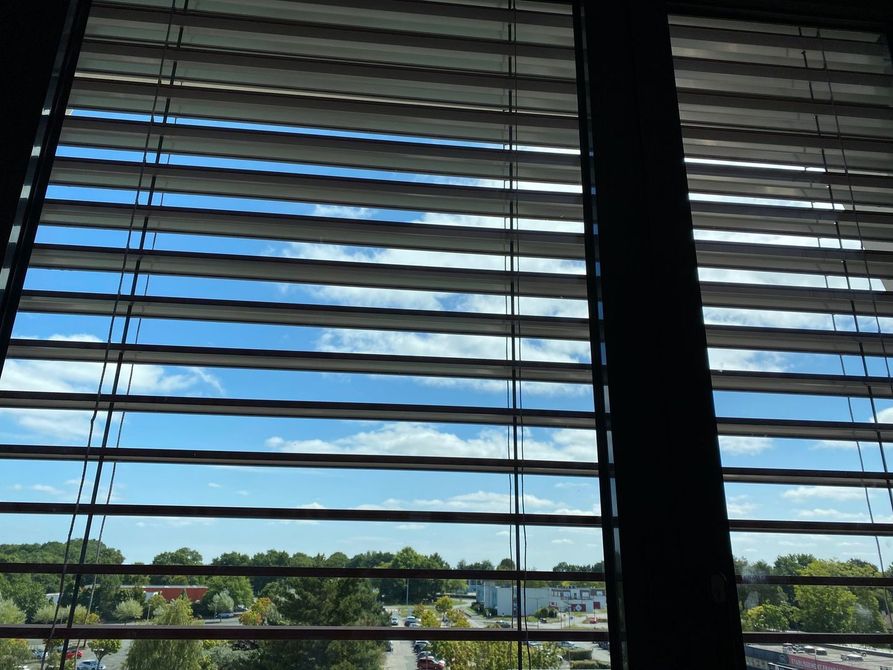 Store en lamelles gris foncé de type vénitien.