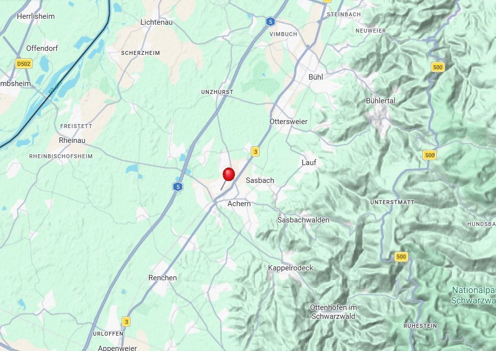 Eine digitale Karte, die die Stadt Achern in Deutschland zeigt, wobei eine rote Stecknadel einen bestimmten Ort in der Gegend markiert.