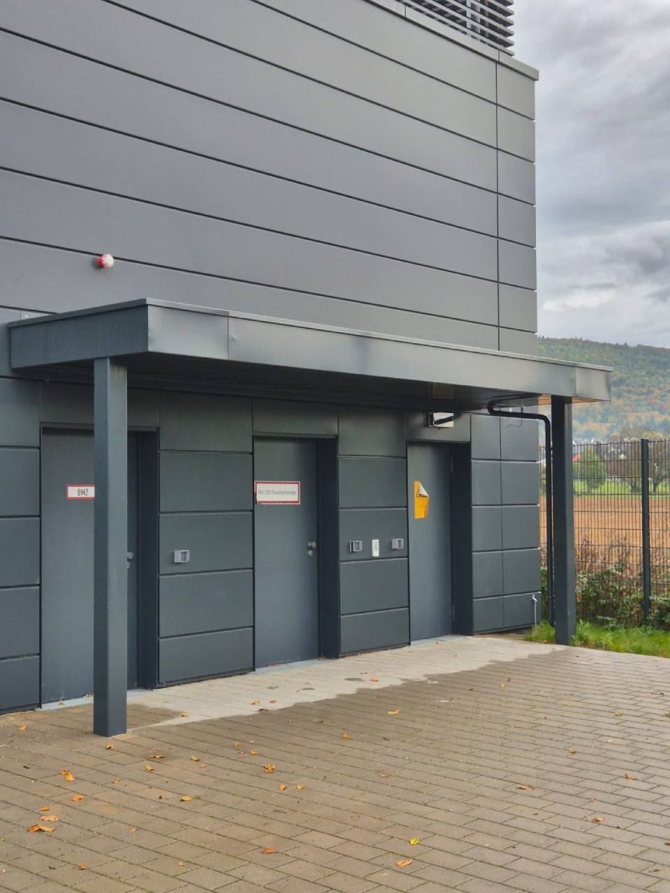 Vordächer für Industriehallen