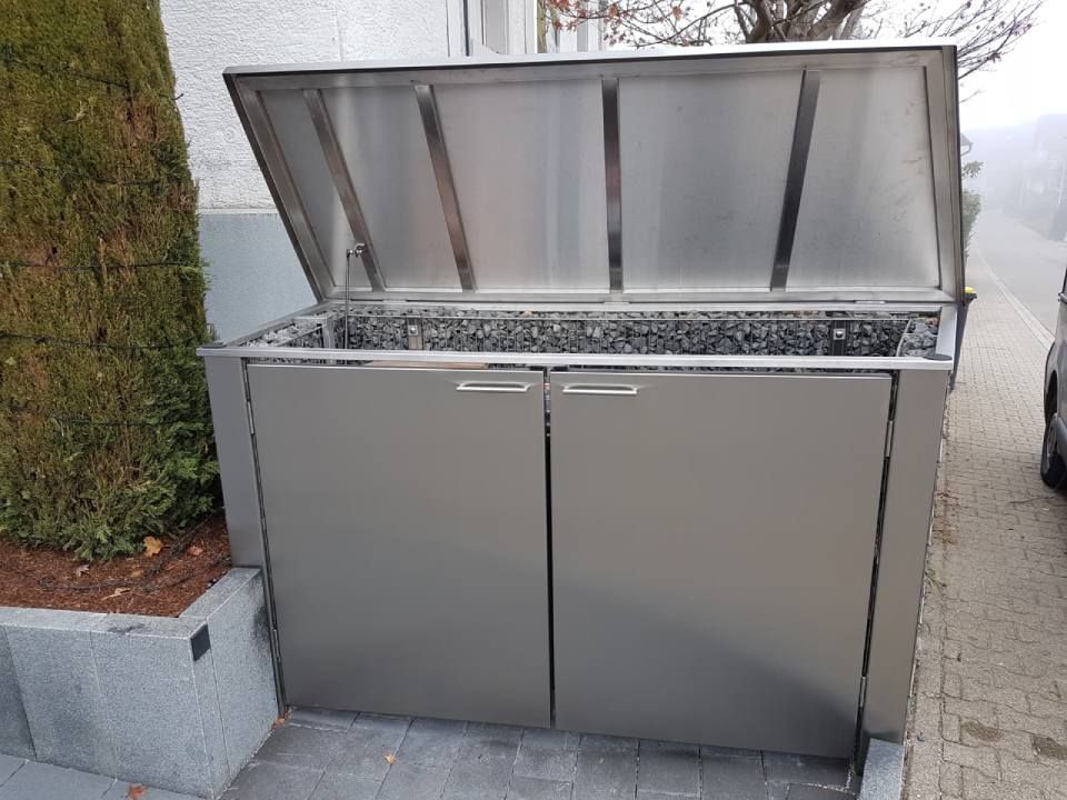 Ein Dachdecker in Schutzkleidung montiert Metalldachplatten unter einem bewölkten blauen Himmel.