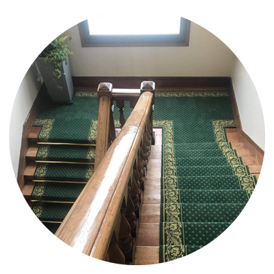 Chemin d'escalier vert dans une mairie