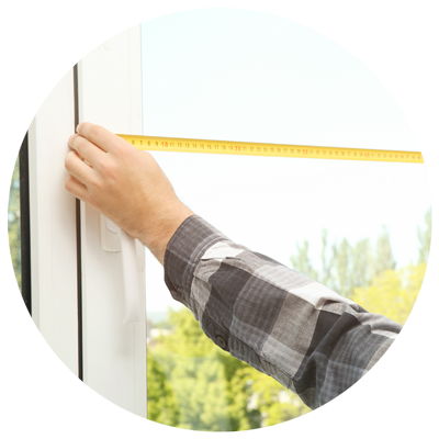 Homme qui mesure une fenêtre