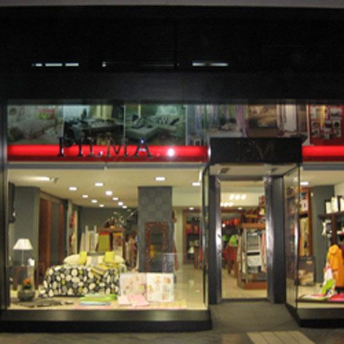Un escaparate con un cartel rojo que dice 